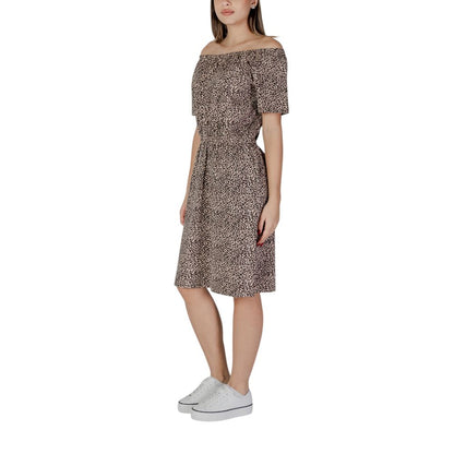 B.Young Beige Cotton Short